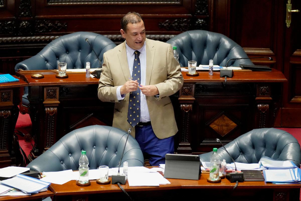 La interpelación a Fratti fue suspendida tras insultos homofóbicos del senador Da Silva
