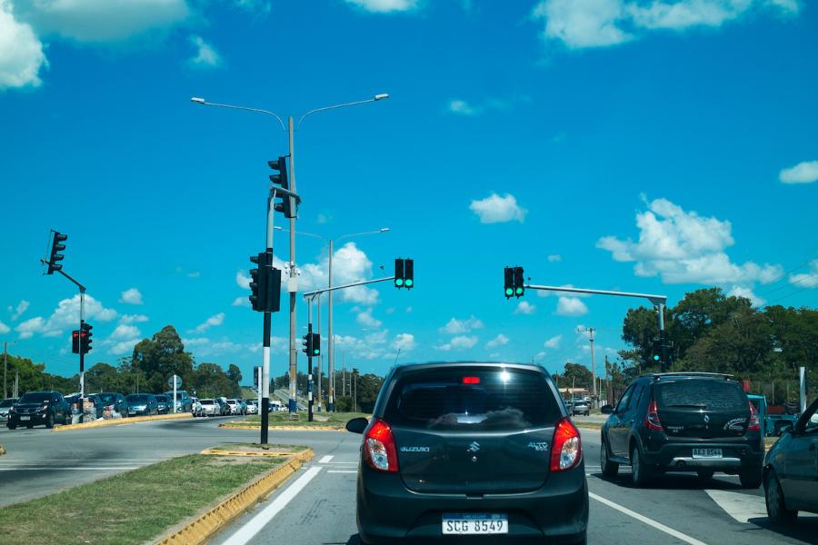 Semáforos en la avenida Giannattasio a la altura del kilómetro 20. Foto: Pablo Vignali / adhocFOTOS
