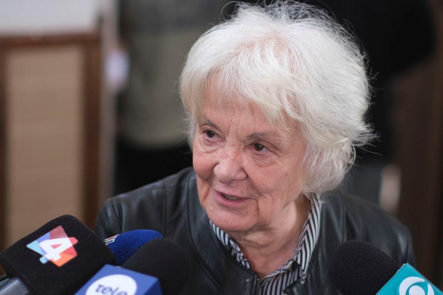 Lucía Topolansky durante la votación en circuito en la escuela nº 159 del barrio Cerro, en Montevideo. Foto: Pablo Vignali / adhocFOTOS