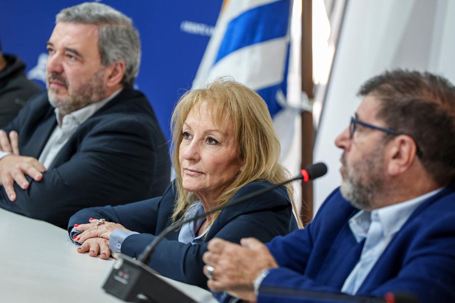 Mario Bergara, Carolina Cosse y Fernando Pereira durante la reunión del Secretariado del Frente Amplio en la Huella de Seregni en Montevideo. Foto: Mauricio Zina / adhocFOTOS