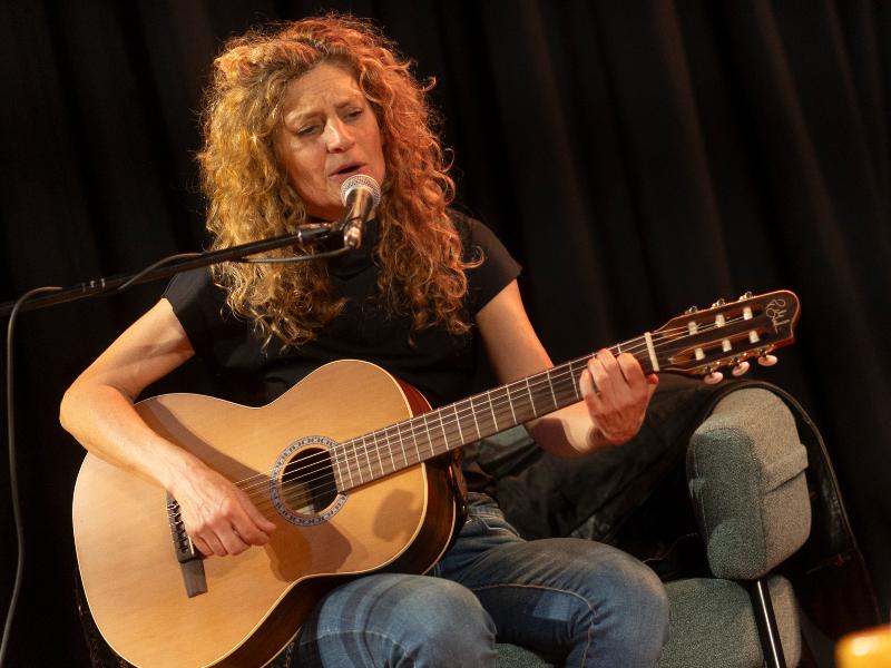 Ana Prada durante la emisión especial de Nada que perder en la Sala Camacuá. Foto: M24.