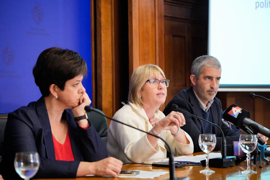 Autoridades en la presentación de datos sobre el carné de aptitud física en escolares. Foto: MSP.