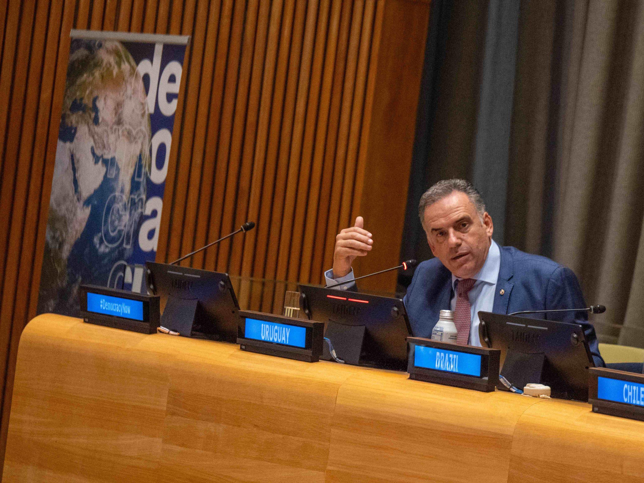 Orsi llamó a “revalorizar y retomar la bandera de la libertad” en mesa redonda sobre democracia