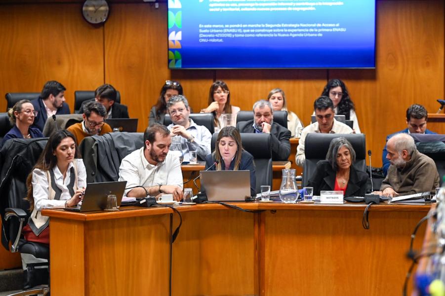 Autoridades del Ministerio de Vivienda en la Comisión de Hacienda integrada con Presupuesto. Foto: MVOT.