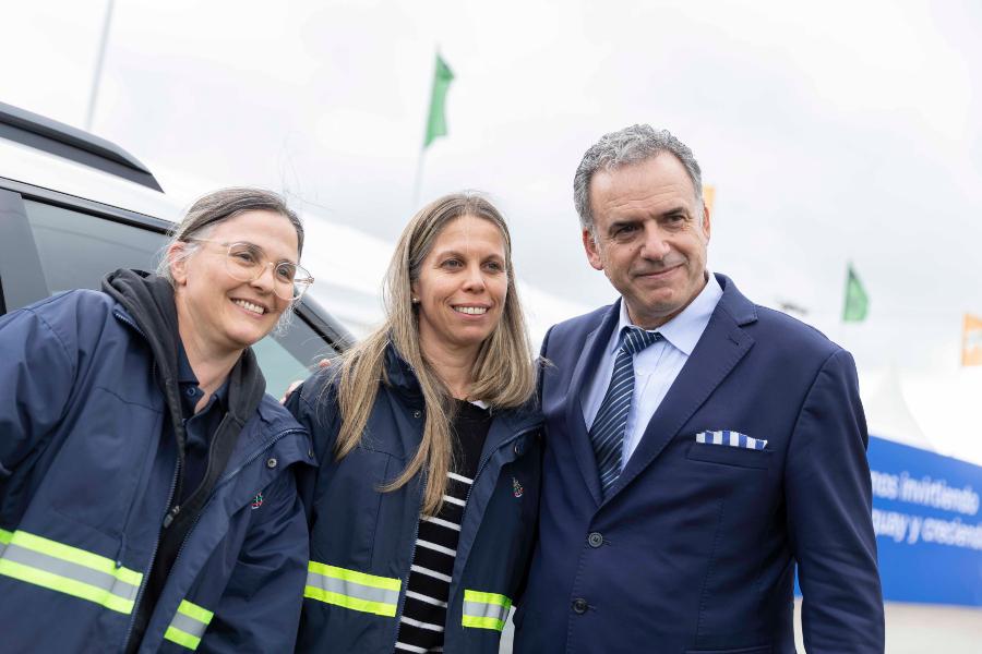 Yamandú Orsi junto a dos trabajadoras de PepsiCo. Foto: Presidencia. Camilo Do Santos.