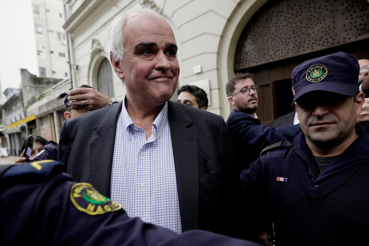 Gustavo Penadés en la salida de Fiscalia de la calle Cuareim en Montevideo. Foto: Javier Calvelo / adhocFOTOS