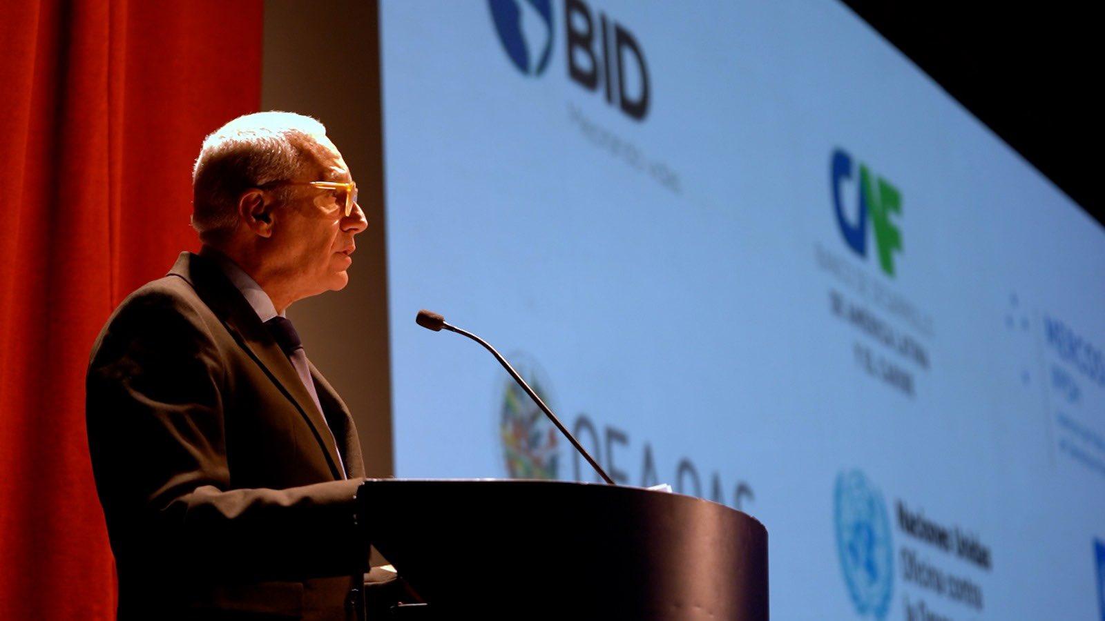 El ministro del Interior, Carlos Negro, durante su exposición en el evento "Construyendo estrategias para la reducción de homicidios", el 7 de octubre de 2025. Foto: Ministerio del Interior.