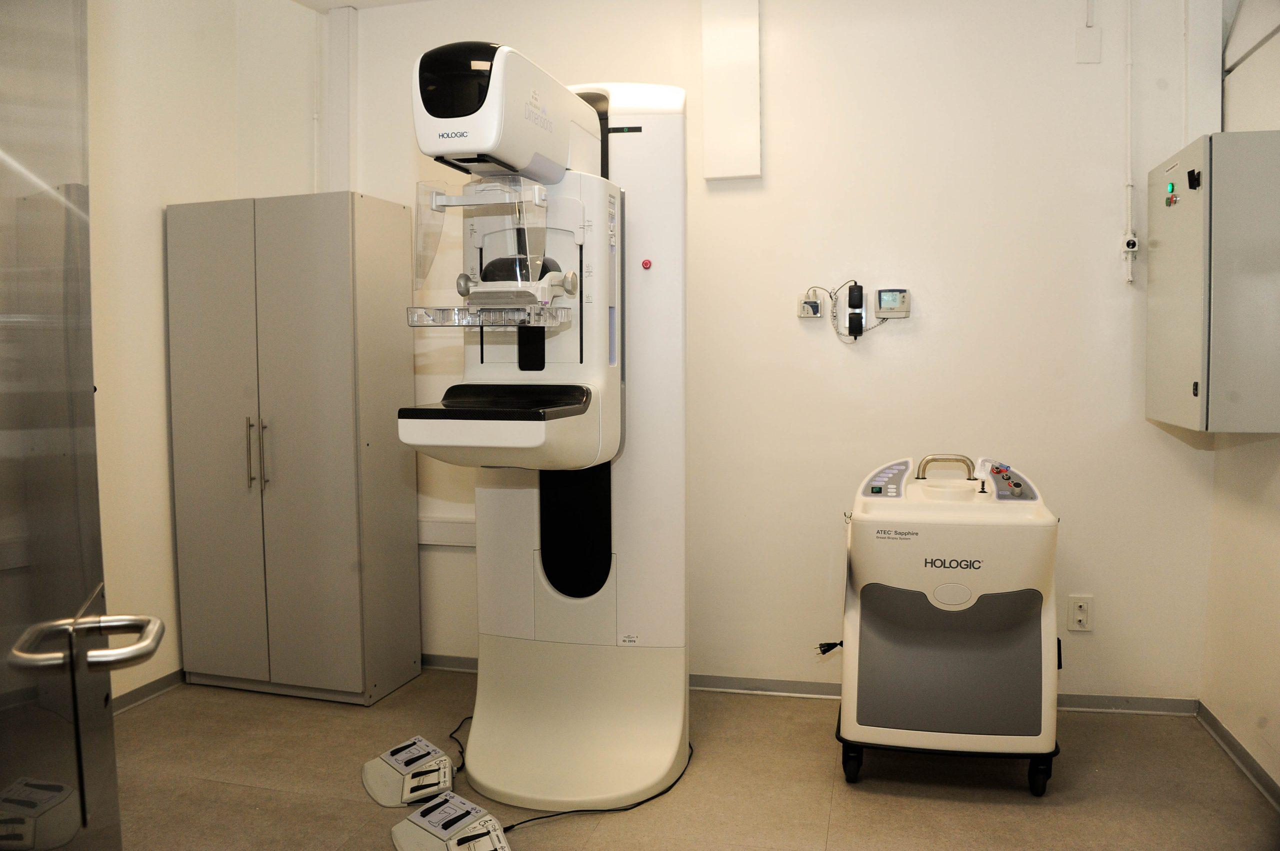 Mamógrafo 3D inaugurado en el Hospital Policial. Foto: Presidencia de la República