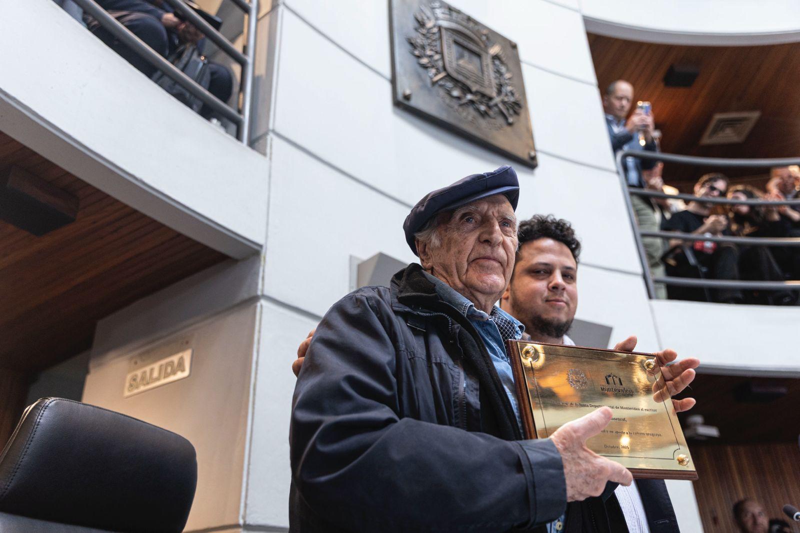 Mauricio Rosencof durante el homenaje que le realizó la Junta Departamental de Montevideo. Foto: MPP