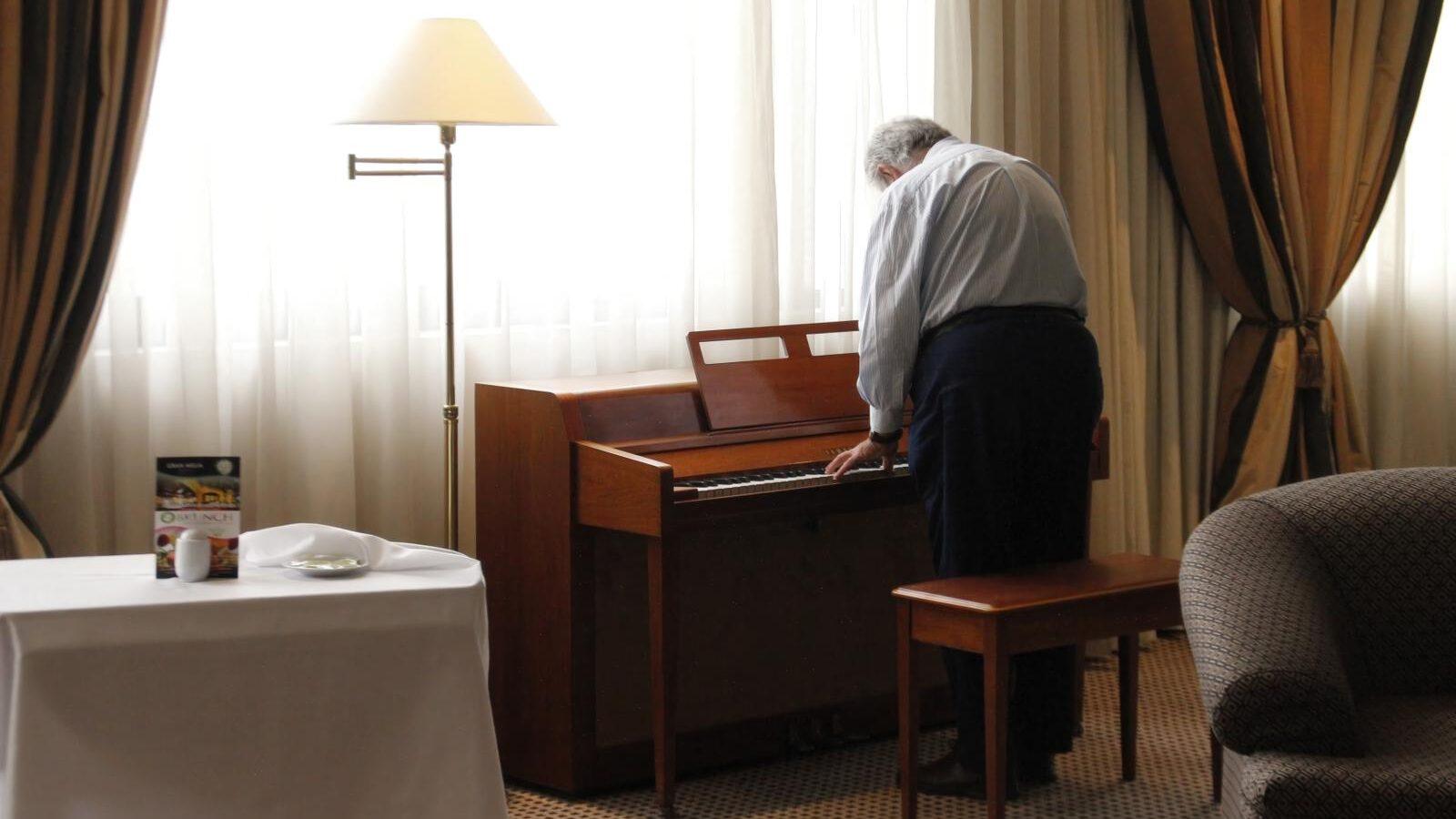 De las flores al piano: exponen fotografías inéditas y objetos personales de Pepe Mujica por el Día del Patrimonio