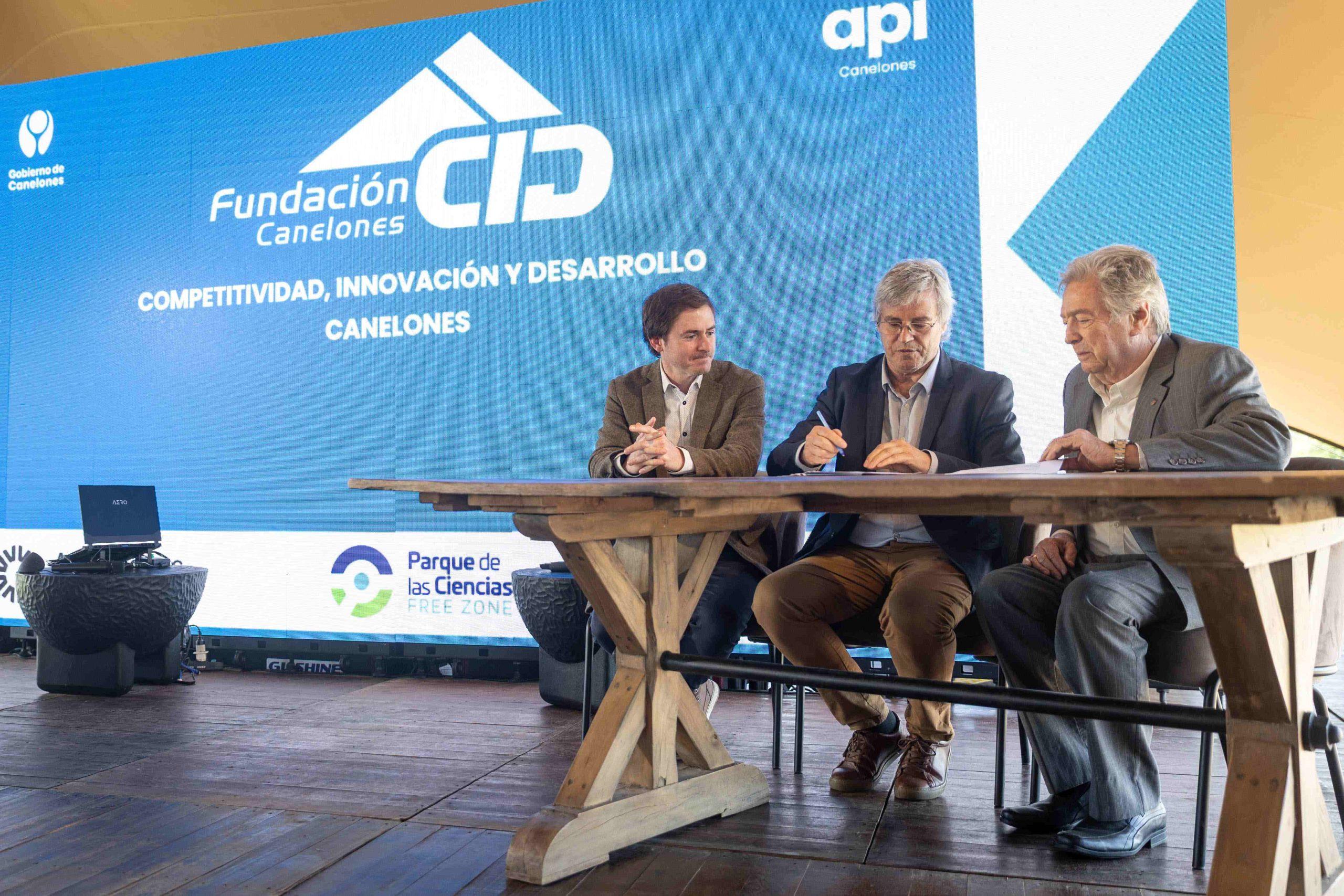 UTEC firmó convenio con la FCID para avanzar en la creación de una sede en Canelones. Foto: Presidencia de la República