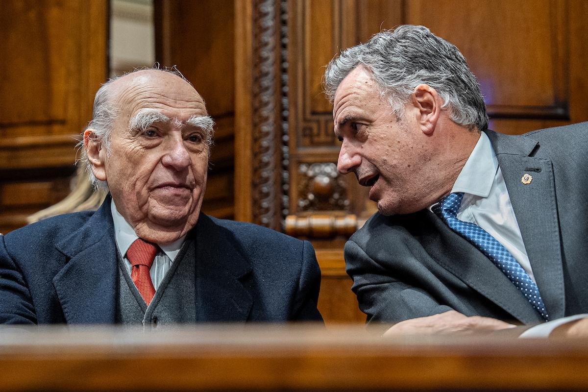 Julio Maria Sanguinetti y Yamandú Orsi previo a la Asamblea General para rendirle homenaje a Hugo Fernández Faingold. Foto: Mauricio Zina / adhocFOTOS