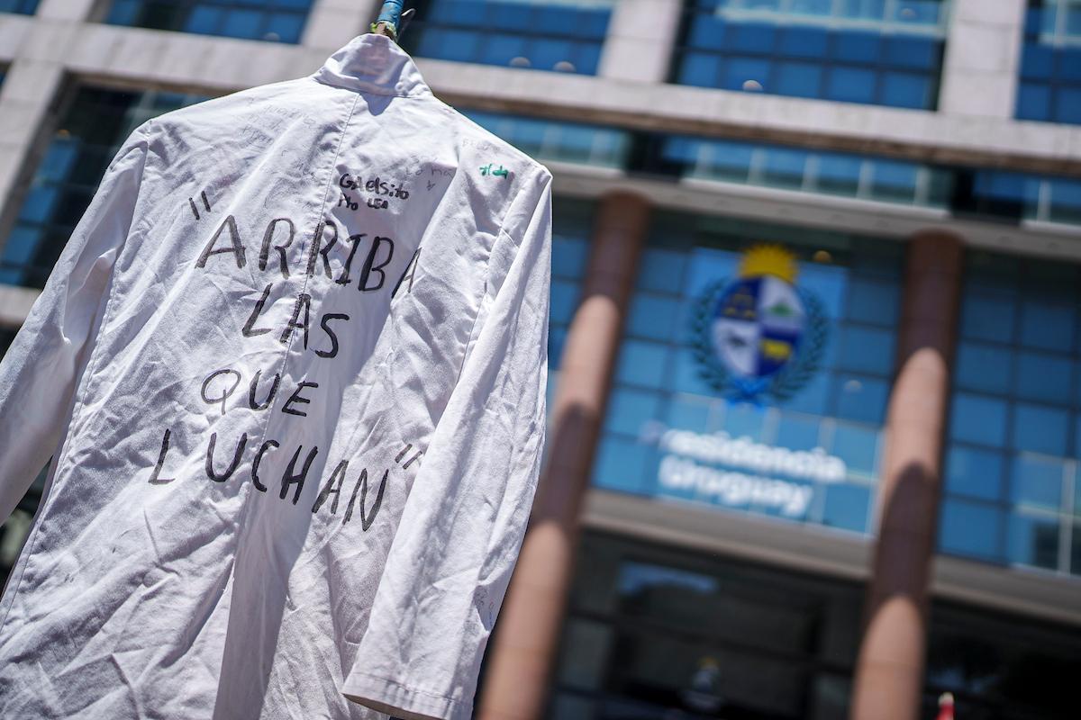 Paro y manifestación de ADEMU y ADES frente a la Torre Ejecutiva en reclamo por los hechos de violencia en las escuelas. Foto: Mauricio Zina / adhocFOTOS