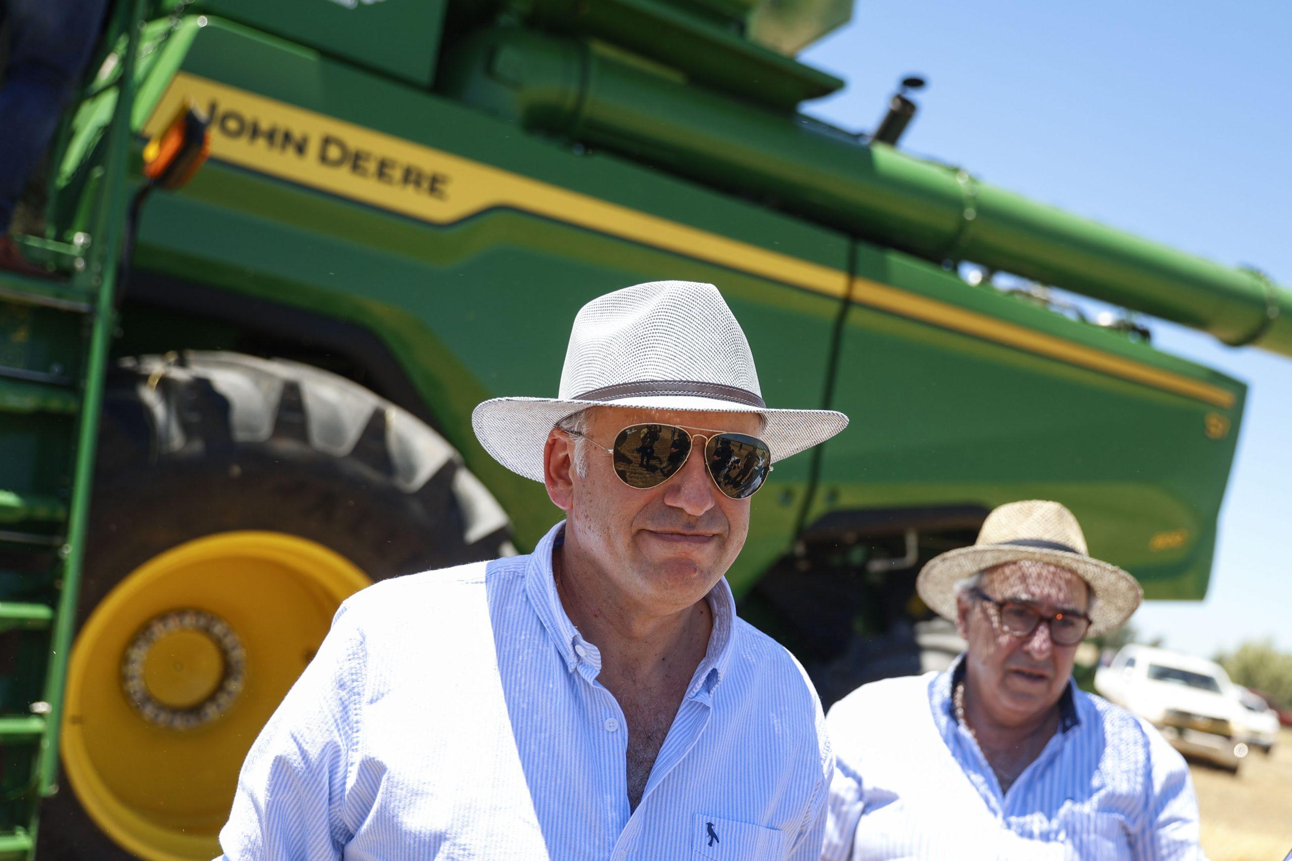 El presidente de la República, Yamandú Orsi, en la inauguración de la cosecha de cebada en Ombúes de Lavalle (Colonia). Foto: Presidencia de la República