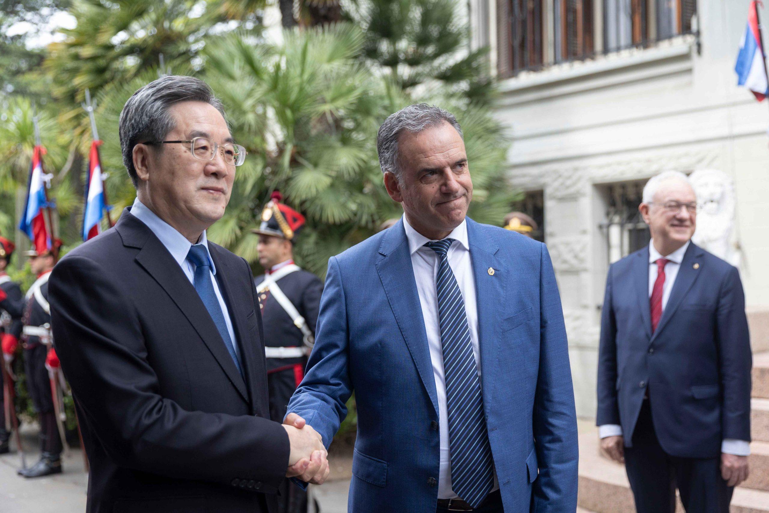 El presidente Yamandú Orsi junto al vice primer ministro de la República Popular China, Ding Xuexiang. Foto: Presidencia de la República