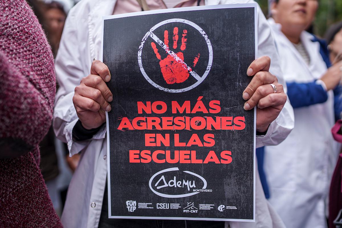 Paro y manifestacion de la Asociación de Maestros de Montevideo (ADEMU) frente al edificio de la ANEP en reclamo por los hechos de violencia en las escuelas. Foto: Mauricio Zina / adhocFOTOS