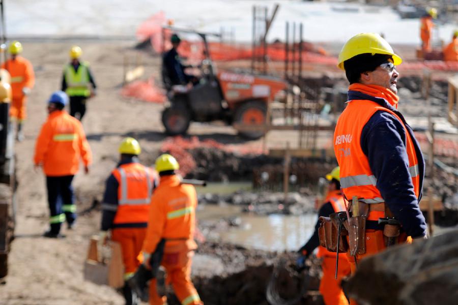 Obreros de Teyma durante la construccion del Antel Arena. Foto: Javier Calvelo /adhocfotos