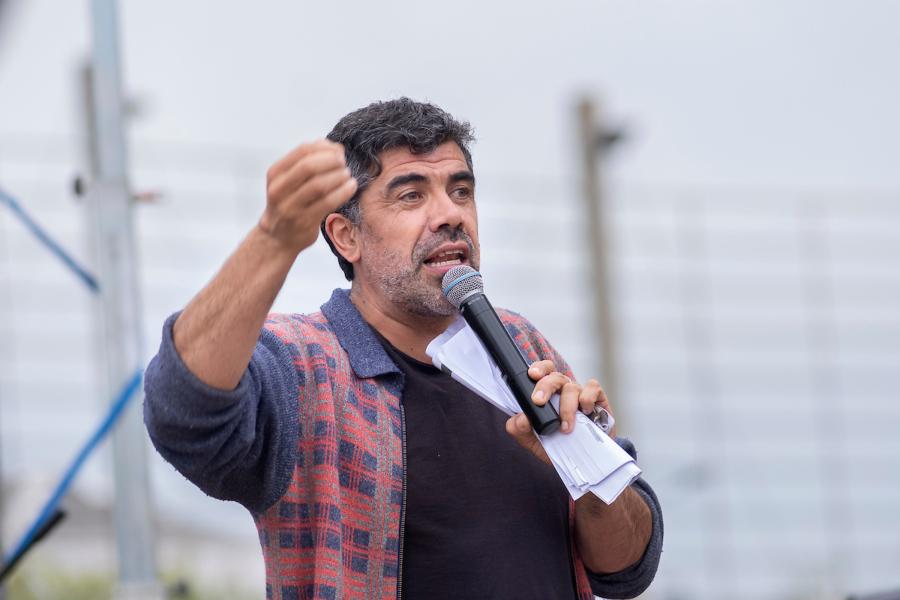 Óscar Andrade, durante los Fogones Artiguistas, en la plaza 1° de Mayo, en Montevideo. Foto: Pablo Vignali / adhocFOTOS