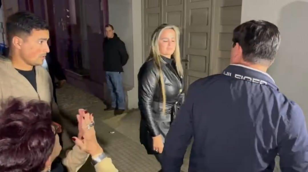 "¡Ladrona!": Así recibían a la exdiputada blanca en la puerta de la fiscalía de Artigas antes de la audiencia