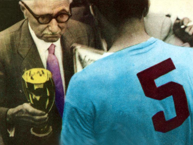 Copa Jules Rimet en manos de Obdulio Varela. Imagen: Asociación Uruguaya de Fútbol.