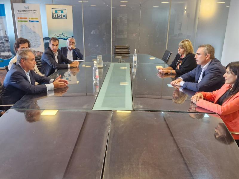 Firma del documento que suspende los plazos del contrato por la construcción del Proyecto Neptuno por 90 días. Foto: Prensa OSE.