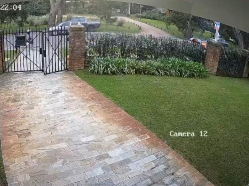 Cámaras de seguridad captan el incendio del vehículo de Francisco de Posadas. Captura de imagen.