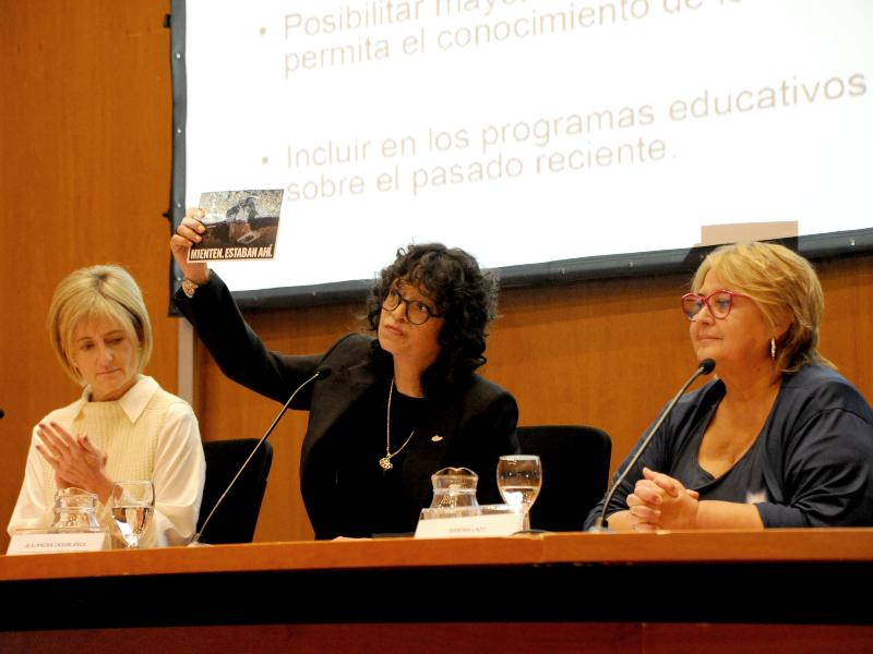 Gabriela Valverde, Alejandra Casablanca y Sandra Lazo en presentación de lineamientos. Foto: Presidencia de Uruguay.