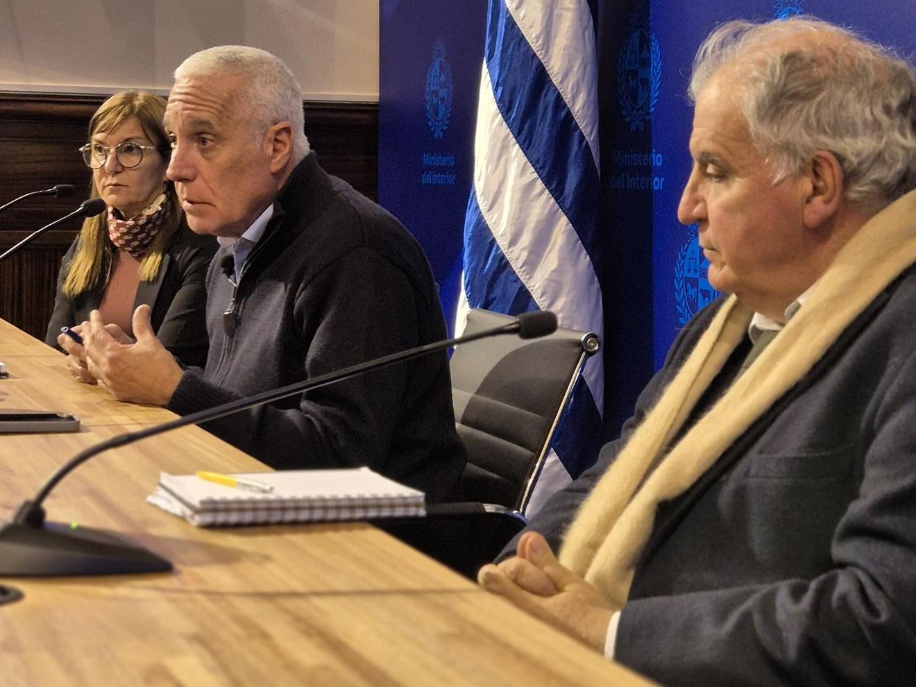 Ana Juanche, Carlos Negro y Juan Manuel Petit en conferencia de prensa sobre el incendio en el Comcar. Foto: Ministerio del Interior.