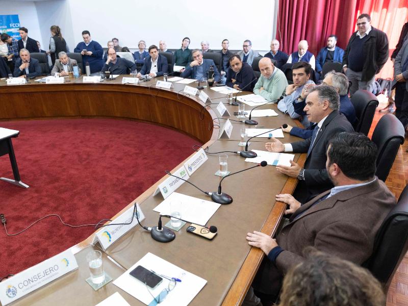Presidente Yamandú Orsi durante la sesión del Congreso de Intendentes. Foto: Presidencia.