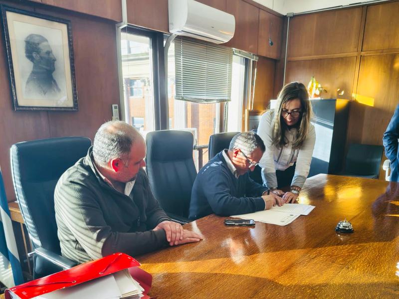 Alejandro Henry firma la compraventa de la estancia María Dolores. Foto: INC.