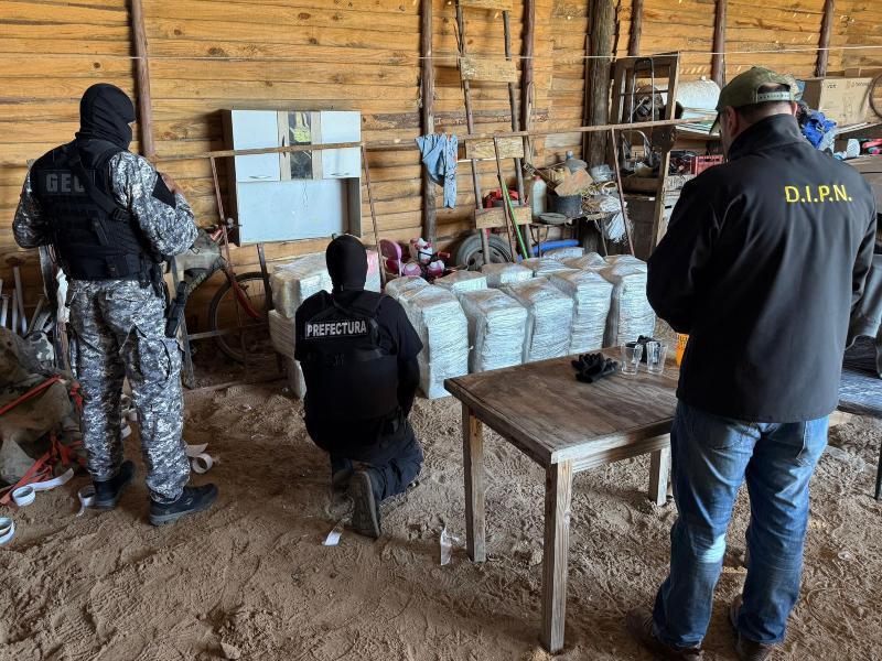 Incautación de dos toneladas de cocaína en Punta Espinillo. Foto: Ministerio del Interior.