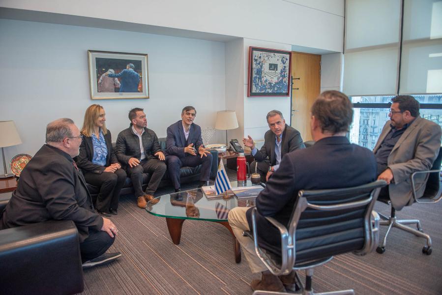 Presidente Yamandú Orsi, ministro Gabriel Oddone y secretario Alejandro Sánchez, junto a representantes de la Confederación de Cámaras Empresariales. Foto: Presidencia.