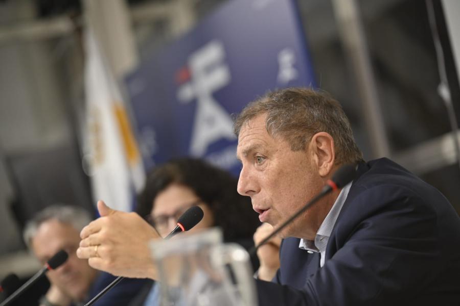 Gabriel Oddone durante la presentación del proyecto de Presupuesto a la Mesa Política del FA. Foto: prensa FA.