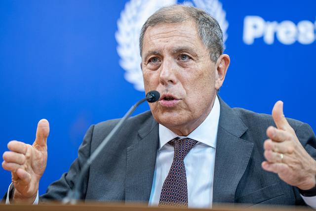 Gabriel Oddone durante la conferencia de prensa para informar sobre el Presupuesto Quinquenal tras el Consejo de Ministros, en la Torre Ejecutiva en Montevideo. Foto: Mauricio Zina / adhocFOTOS