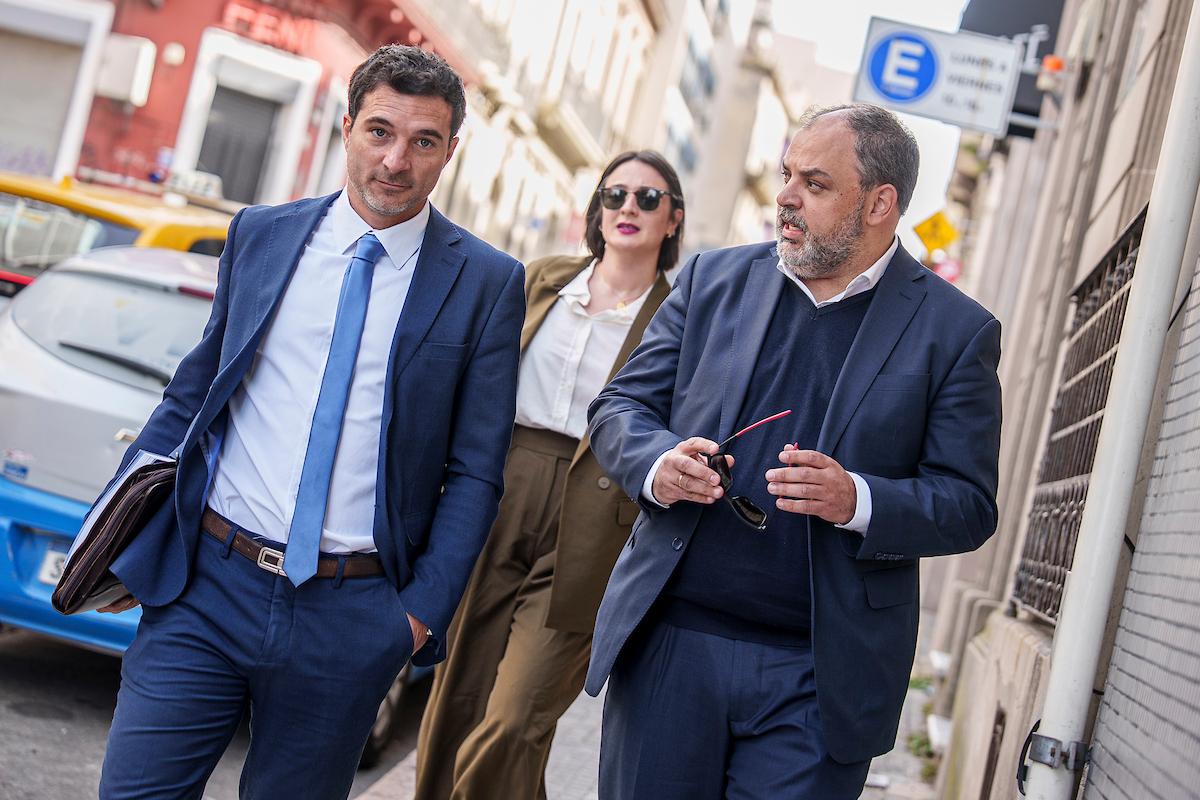 Los abogados Manuel Gonzalez Rossi y Lucía Fernández, junto a Charles Carrera en el juzgado de Juan Carlos Gómez en Montevideo. Foto: Mauricio Zina / adhocFOTOS
