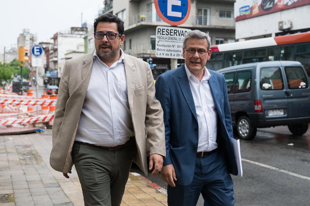 Alejandro Sánchez y Jorge Díaz, antes de presentar la denuncia por el caso Cardama en Fiscalía. Foto: Santiago Mazzarovich / adhocFOTOS
