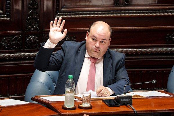 “Si tuvieron que reflotar a Lacalle Pou es porque la piola no viene bien”