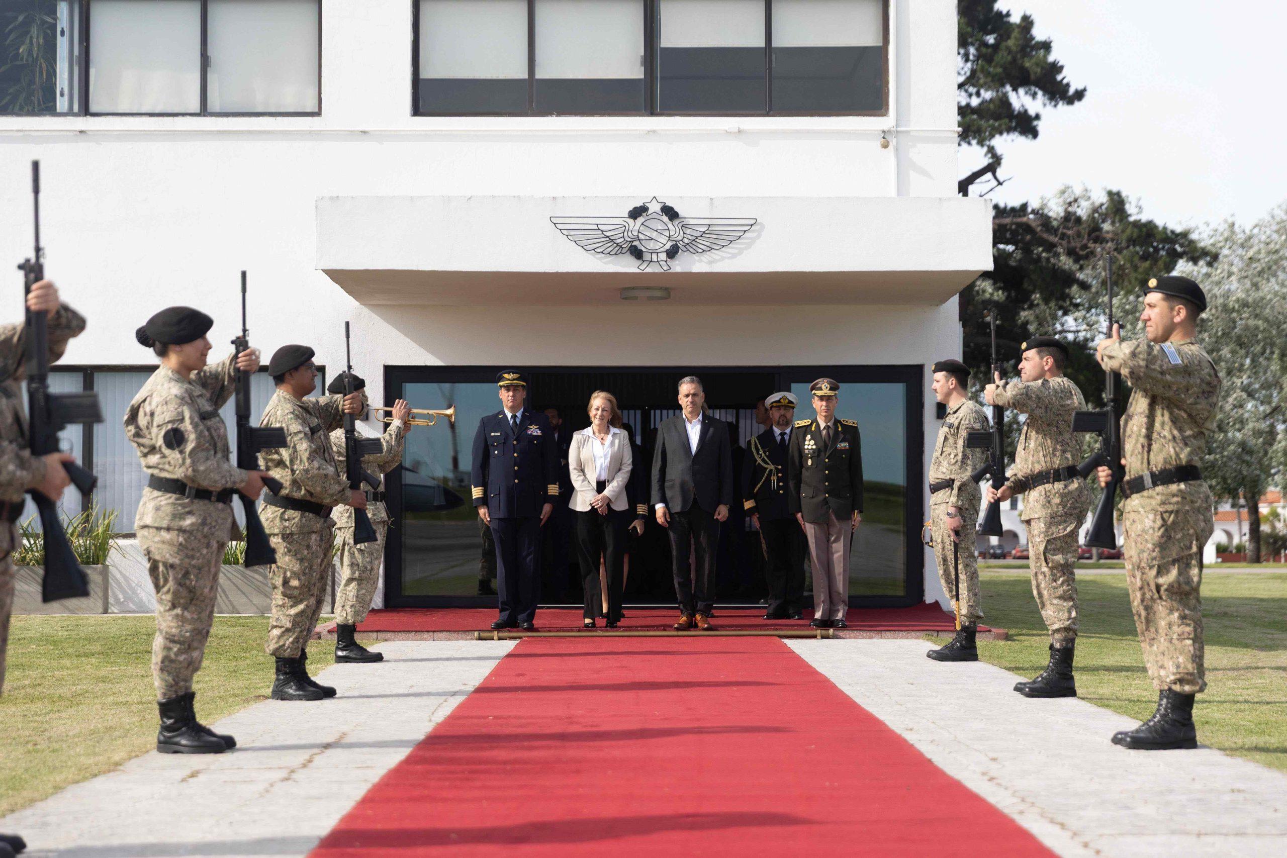 El presidente de la República, Yamandú Orsi, traspasó el mando a la vicepresidenta Carolina Cosse antes de partir a Italia. Foto: Presidencia de la República