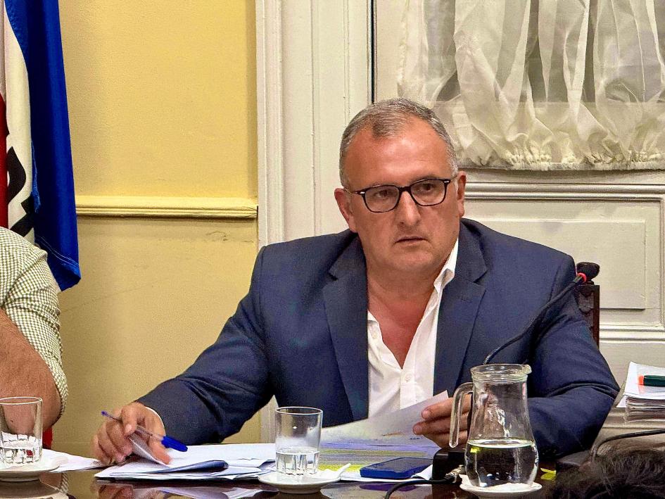 El intendente de Lavalleja, Daniel Ximénez, en la presentación de informe ante la Junta Departamental. Foto: Intendencia de Lavalleja
