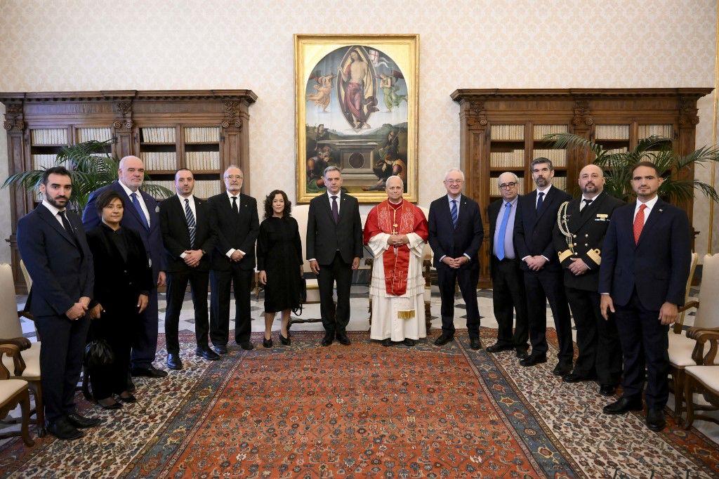 La delegación uruguaya con el papa León XIV. Foto Presidencia.
