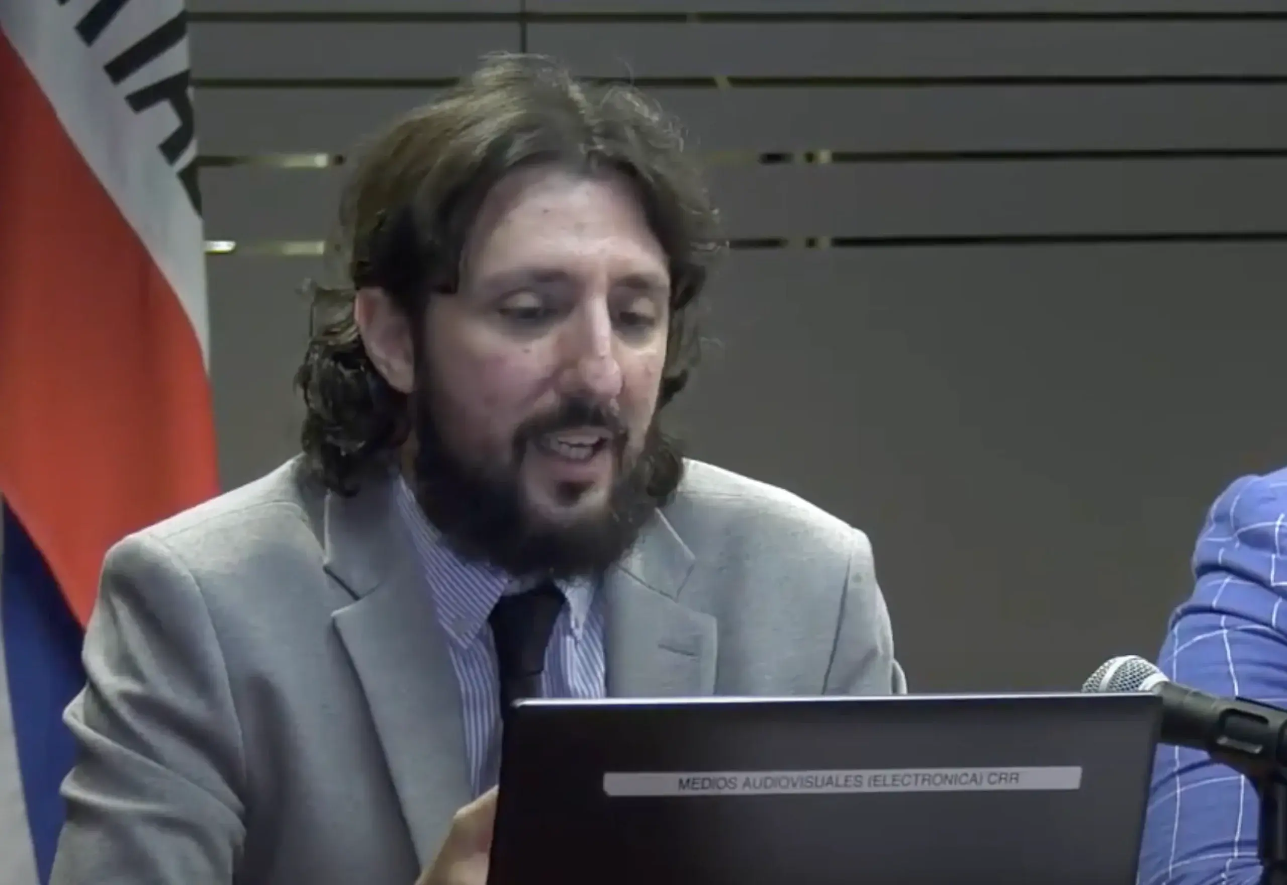 Laurta en una conferencia en el Palacio Legislativo en abril de 2022 por Varones Unidos. Redes sociales.