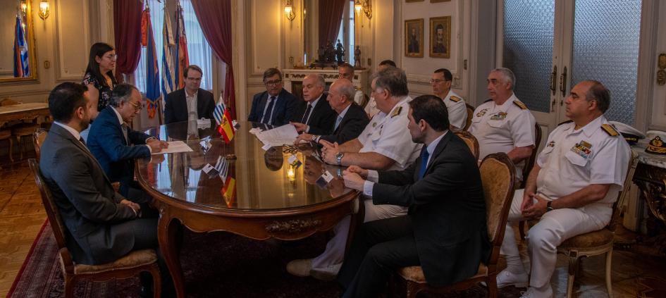 Firma del contrato con el astillero Cardama, en diciembre de 2023. Foto: Presidencia de la República