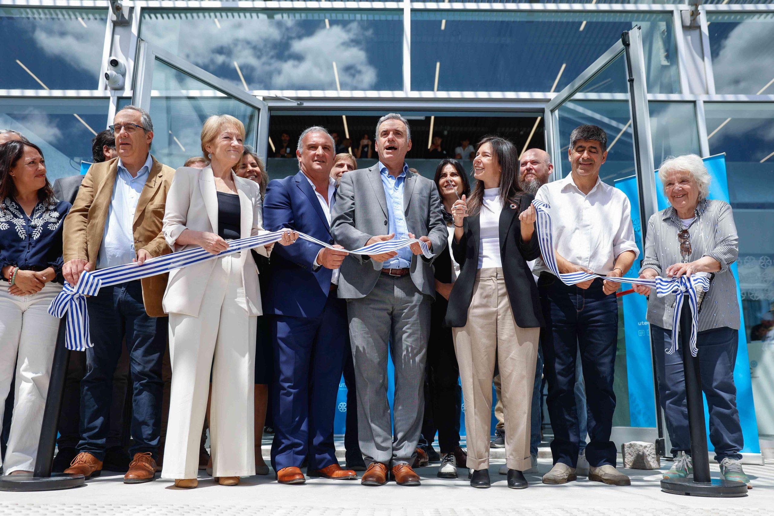 Autoridades en inauguración de nueva sede de UTEC en Minas. Foto: Presidencia de la República