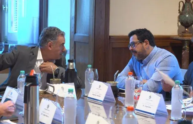 El presidente Yamandú Orsi con el secretario de Presidencia, Alejandro Sánchez. Foto: Presidencia.