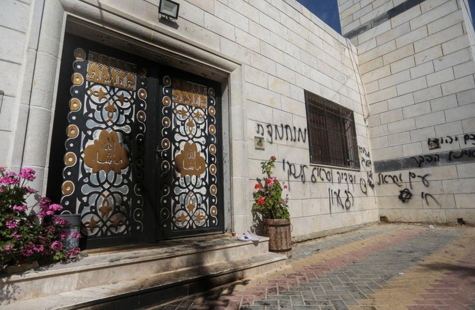 La mezquita quemada en Cisjordania. Imagen: Captura de Video.